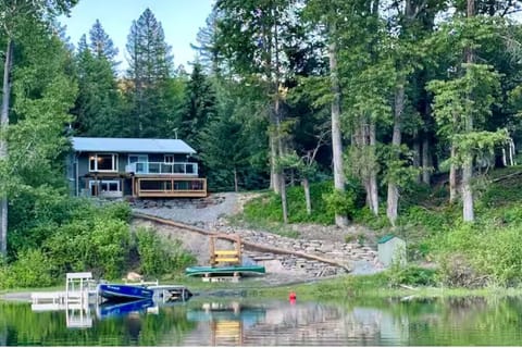 Cabin by the lake—dockside swimming, paddling, and tranquil views.