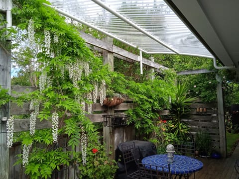 Private deck with lovely afternoon sun.
Great for el fresco dining.