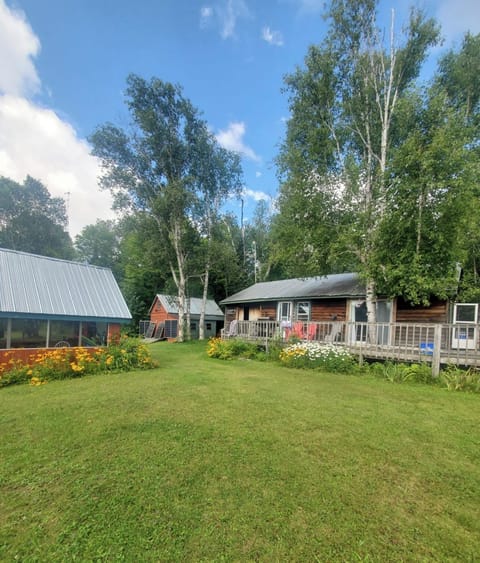 Enjoy main 3 bdrm cabin + additional screened-in games/dining room by the lake 