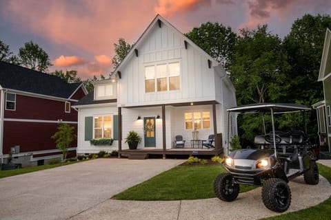 Adorable 4 bedroom 3 bath cottage with 6 seat golf cart. 