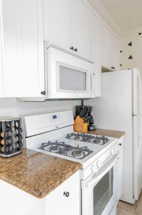 Fully equipped kitchen, including Washer and Dryer