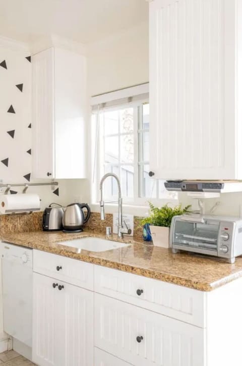 Fully equipped kitchen, including Washer and Dryer