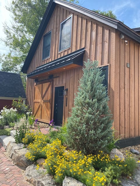 Front Entrance to the Curry Barn, beautiful flower beds & granite steps