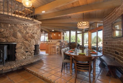 Dining table + kitchen peninsula offer plenty of seating