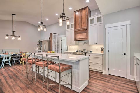 Kitchen | Breakfast Bar w/ Seating