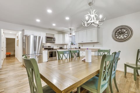 Dining Room | Dishware/Flatware Provided