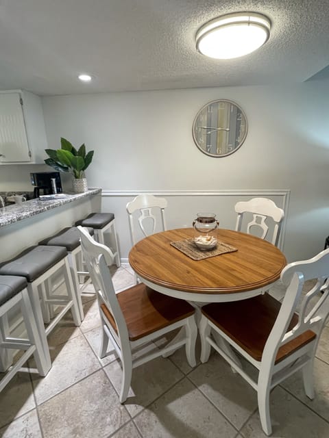 Dining area and breakfast nook with 4 stools