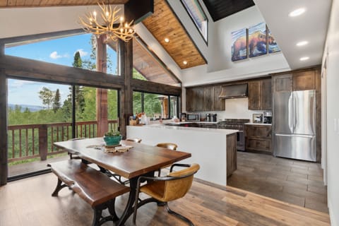 Kitchen has everything you'll need for everyday use and entertaining.