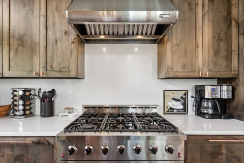 Coffee maker uses ground coffee for a 10 cup pot or individual Kcups.