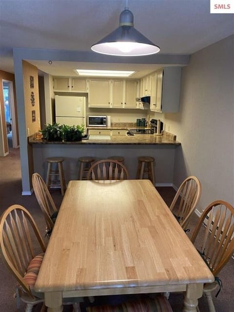Dining area & kitchen