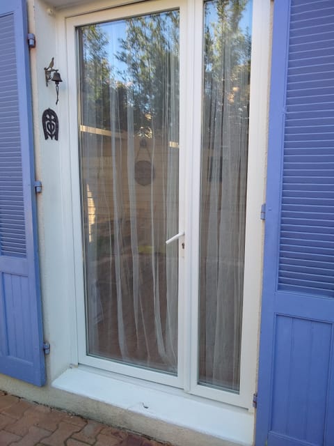 Var, Les Sablettes, Atypical apartment, almost in the water Apartment in La Seyne-sur-Mer