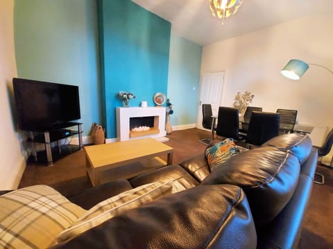 Lounge with modern effect fire place