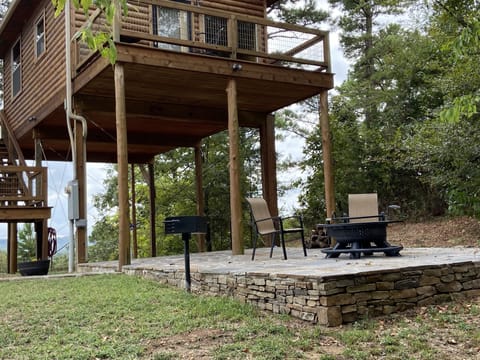 Pine Ridge Treehouse Cabin