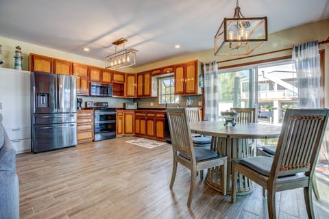 Discover a fully equipped kitchen, complete with all the essentials for meal preparation, alongside a dining table that comfortably seats five.