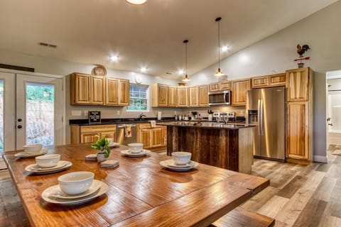 Sticks Creek's kitchen and dining area