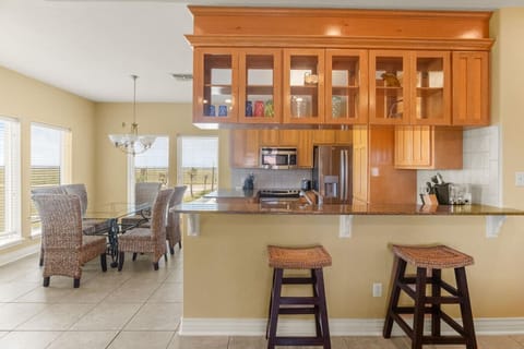 Fully Equipped Kitchen & Dining – Great for Sharing Meals