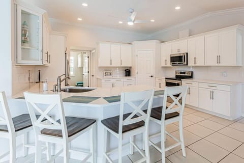 Breakfast Bar/Kitchen