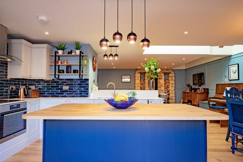 The Old Candle Shop Kitchen - StayCotswold