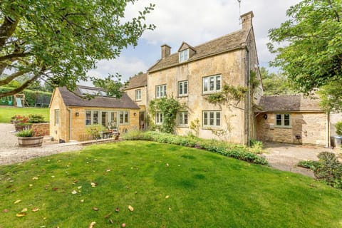 Laurel Tree Cottage Exterior - StayCotswold