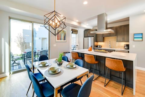 Dining Area | Breakfast Bar