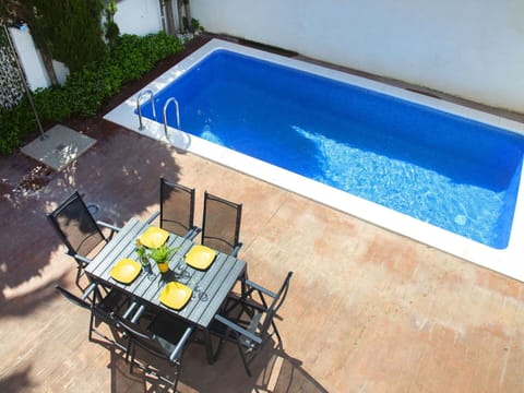 Water, Property, Blue, Swimming Pool, Table, Rectangle, Shade, Chair, Plant