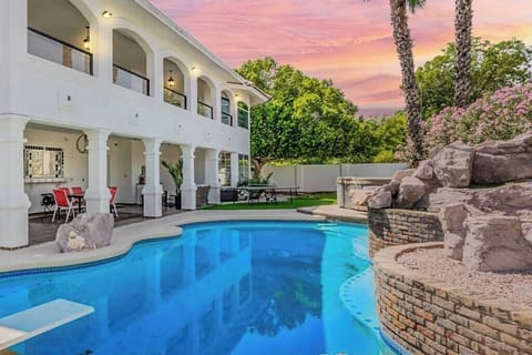 The Gatsby House Outdoor Oasis with Gorgeous Pool and lounge area