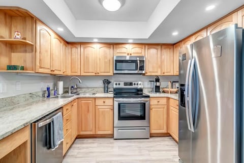 - Fully equipped kitchen with stainless steel appliances, granite countertops, and wood cabinetry
- Bright recessed lighting and open layout make meal prep a breeze
- Perfect for morning coffee or cooking full beachside dinners