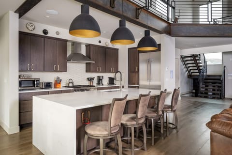 Seating for four at the breakfast bar