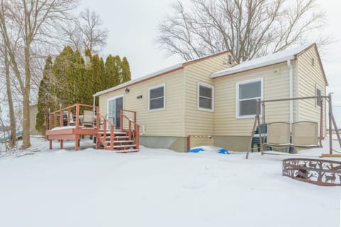 Cozy lake house for winter activities.