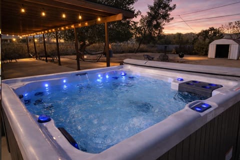 Private hot tub under the stars at Joshua Tree–area desert home