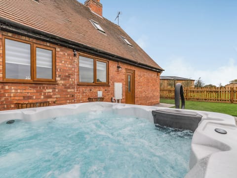 Hot tub | The Old Farmhouse - Brookfields Holiday Farm, Church Broughton, near Derby