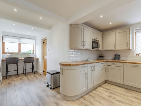 Kitchen/diner | The Old Farmhouse - Brookfields Holiday Farm, Church Broughton, near Derby