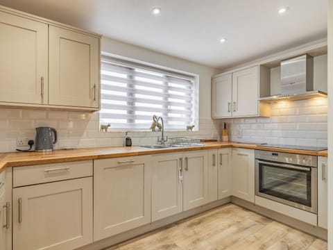 Kitchen/diner | The Old Farmhouse - Brookfields Holiday Farm, Church Broughton, near Derby