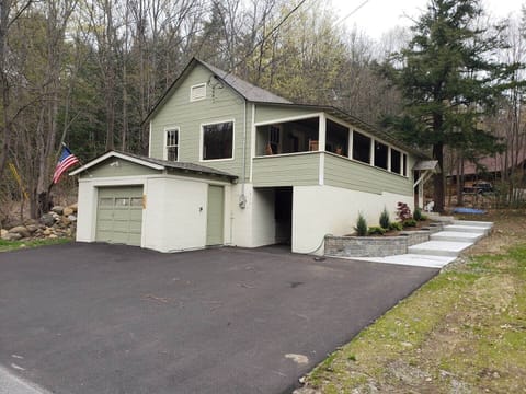 House with parking, porch and parking, 2 minutes to Lake George Village