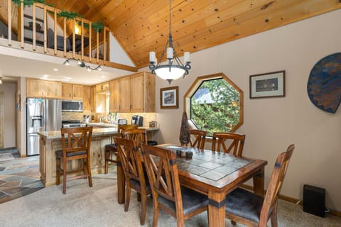 Dining Room and Bar area: Pinecone Lodge with Private Hot tub