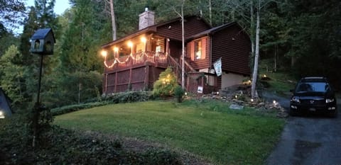 Beautiful 2/2 ONE-LEVEL log cabin, NO mountain roads, 1/2 mile to Pigeon Forge