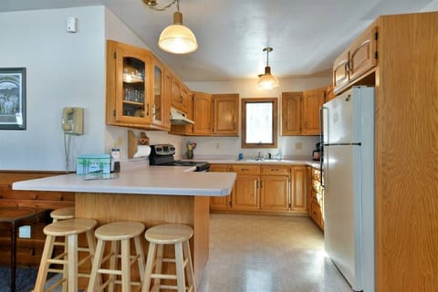 Nicely appointed kitchen with full size appliances.