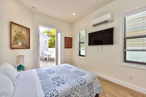 The Cabana with Queen Size Bed, TV, Kitchenette with Microwave and Small Fridge, Desk and private Bathroom