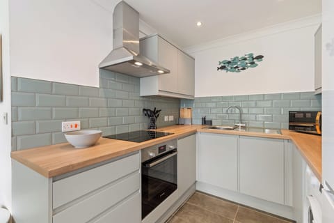 Sea Views from Balcony, Short Walk to Beach,  Parking