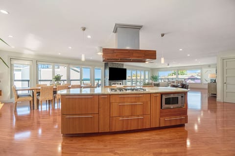 Large island for meal prep and seating