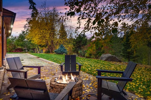 Firepit (propane) overlooking the woods