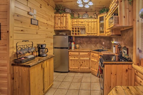 Kitchen | Coffee Maker | Toaster | Paper Towels/Trash Bags Provided