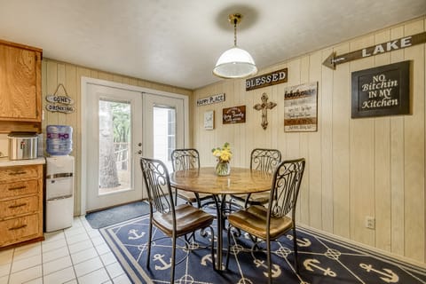 Cozy kitchen seats 4 (Note: Ice maker no longer available)