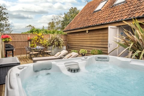 Cartshed Lodge, Hoveton: Hot tub