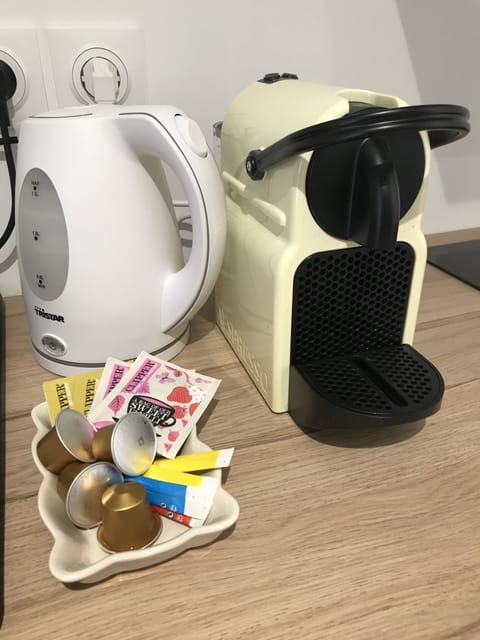 nespresso, bouilloire, capsules et sachets mis à votre disposition