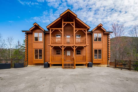 Beautiful 12 bed / 12 bath log cabin located in popular Black Bear Resort.
