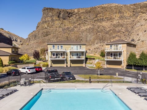 Above it All: - Welcome to Above it All in beautiful Sunserra Resort at Crescent Bar!