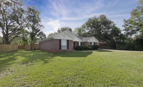 Front of house with entry to backyard