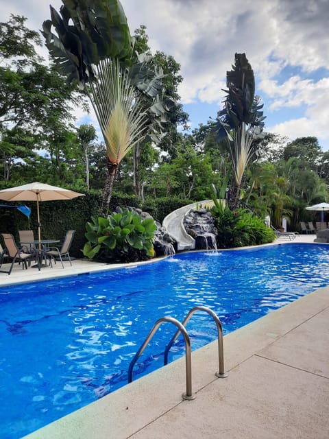 Lovely pool, shallow at one end and Jacuzzi section at the other.