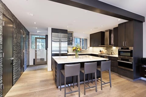 Kitchen with Breakfast Bar